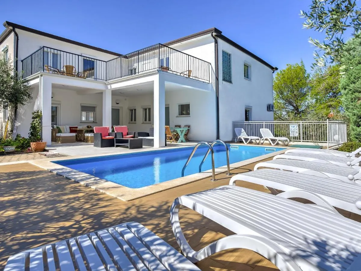 הקונטקטים של Apartment File-4 By Interhome